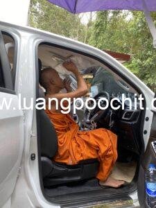 หลวงปู่บอกว่า ตั้งแต่พ่องั่งมาอยู่วัด คนก็มาวัดเยอะขึ้นทุกวัน มาใกล้ มาไกล ล้วนแต่ศรัทธา