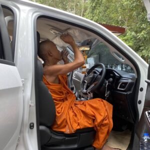 หลวงปู่บอกว่า ตั้งแต่พ่องั่งมาอยู่วัด คนก็มาวัดเยอะขึ้นทุกวัน มาใกล้ มาไกล ล้วนแต่ศรัทธา